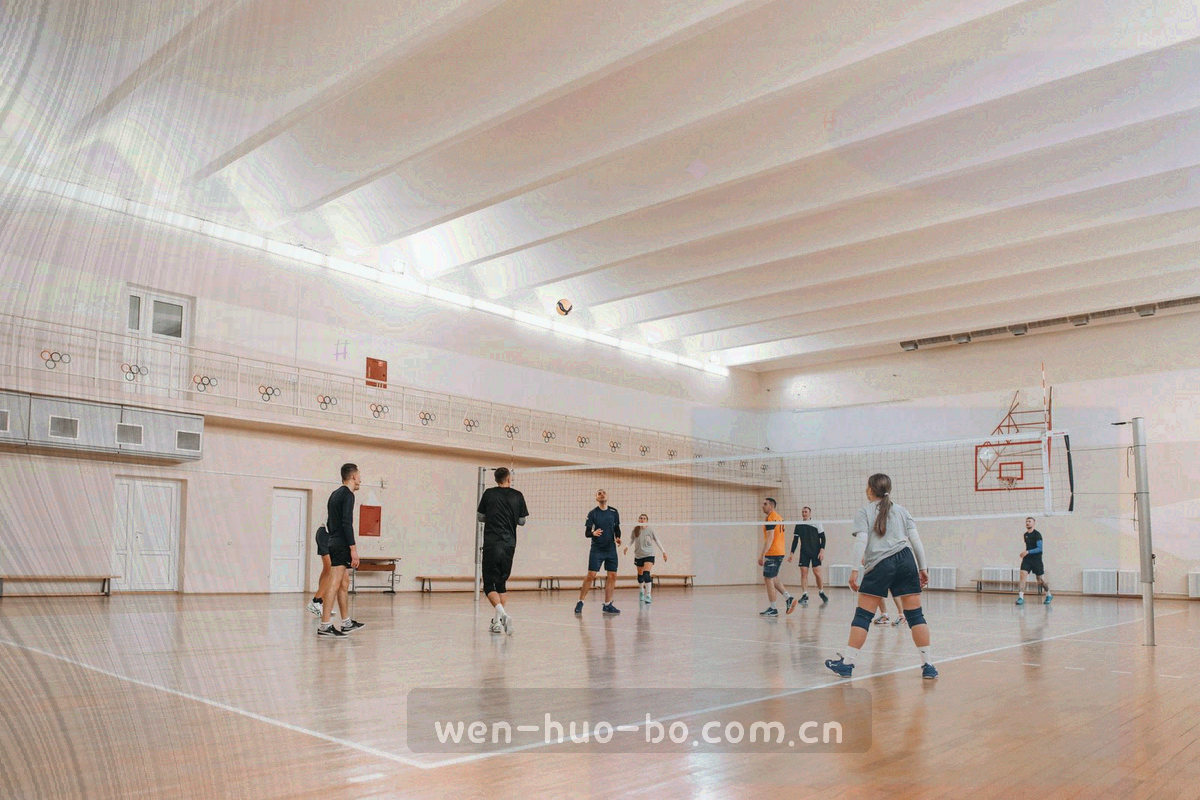 夜间球场灯光照射，氛围浓厚